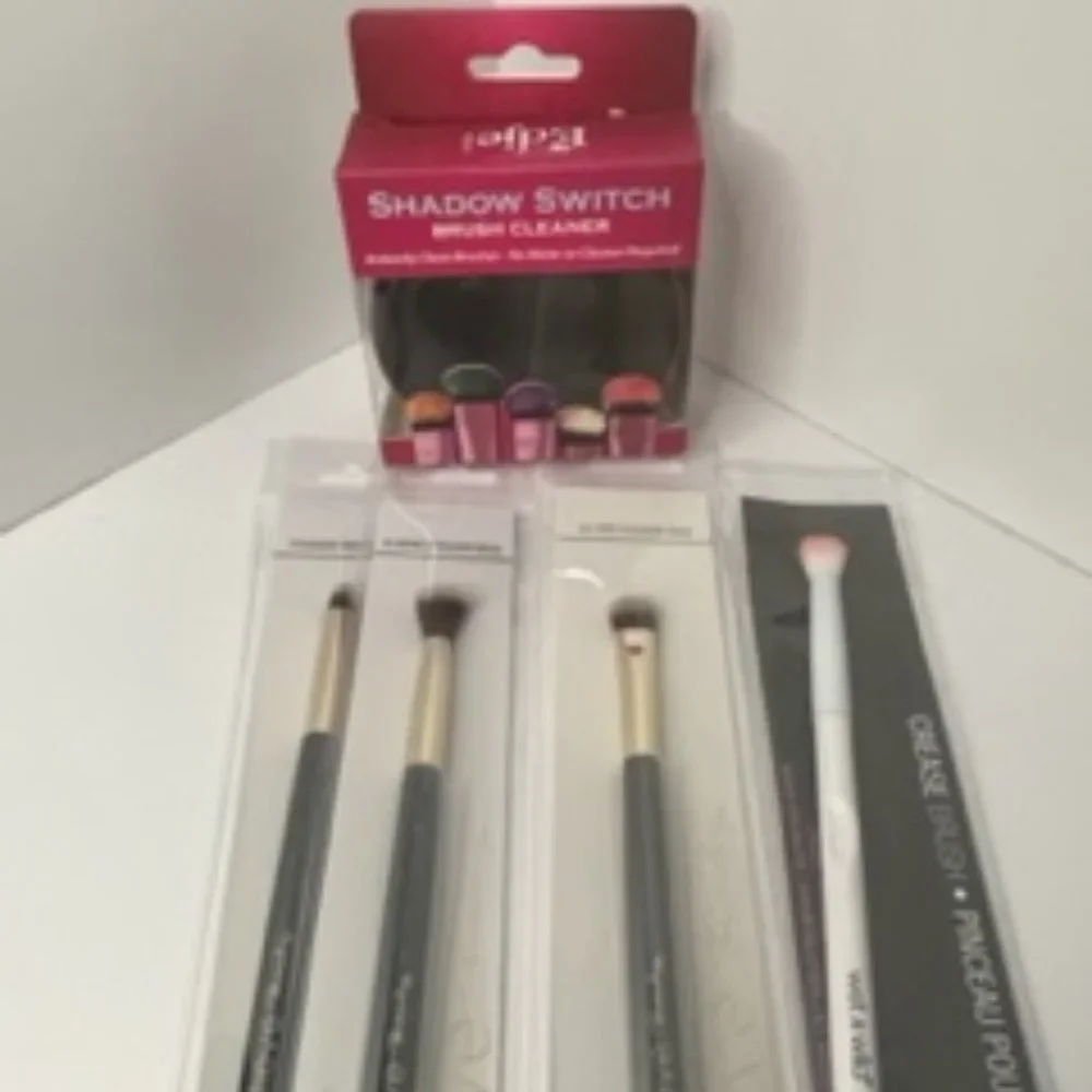 Be Passionate About Eyeshadow Palette with 4 Eye Brushes and Brush Cleaner